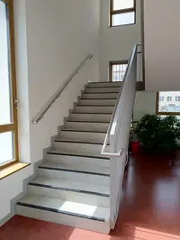 die kontrastreiche Treppe