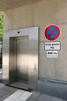 Behindertengerechter Parkhaus-Fahrstuhl