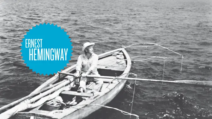 Der amerikanische Autor Ernest Hemingway in einem Ruderboot auf dem Wasser