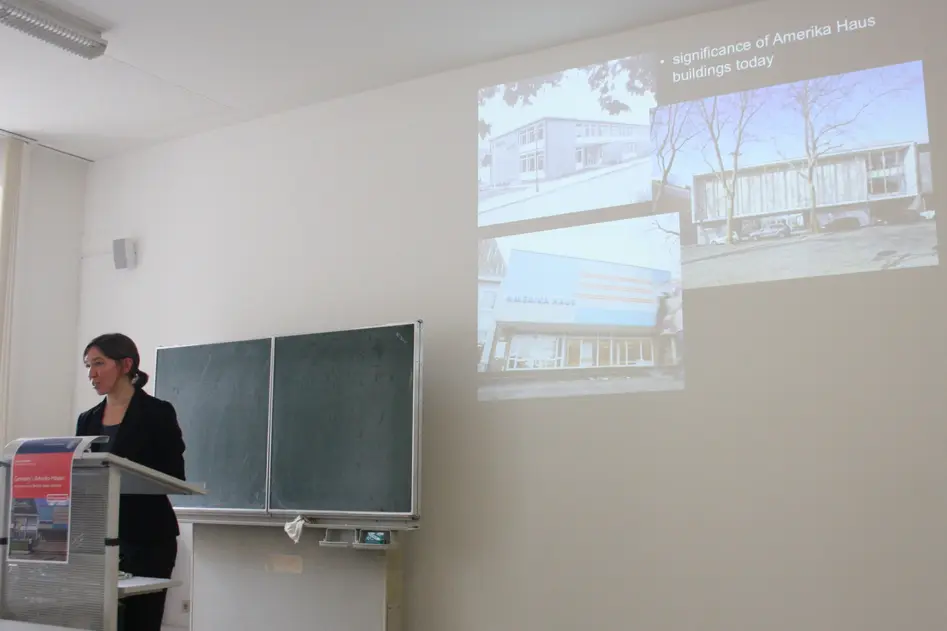 Photo of Johanna Blokker giving her lecture.