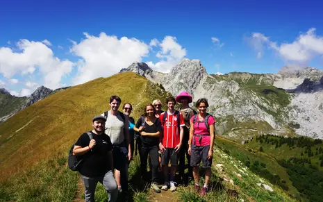 Group photo of the seminar members hiking along a mountain ridge.