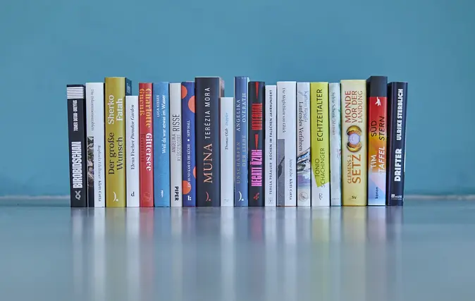 Alle für den Deutschen Buchpreis 2023 nominierten Bücher nebeneinanderstehend. Es ist jeweils der Buchrücken sichtbar.