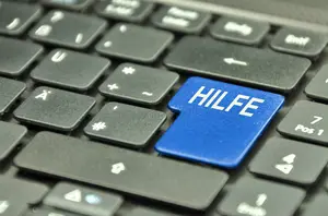 Das Bild zeigt eine Computer-Tastatur. Auf der roten Enter-Taste steht das Wort "Hilfe".