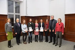 Gruppenbild der Universitätsleitung mit den PUSh-Preisträgerinnen