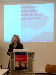 Foto von Jessica Ullrich, während diese ihren Vortrag hält.