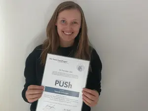 Hannah Deininger zeigt stolz ihre Auszeichnung als PUSh-Preisträgerin.