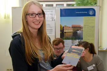 Eine Germanistik-Studierende präsentiert einen Bamberg-Studienführer, der in der Übung „Sachbuch-Lektorat“ entstanden ist. 