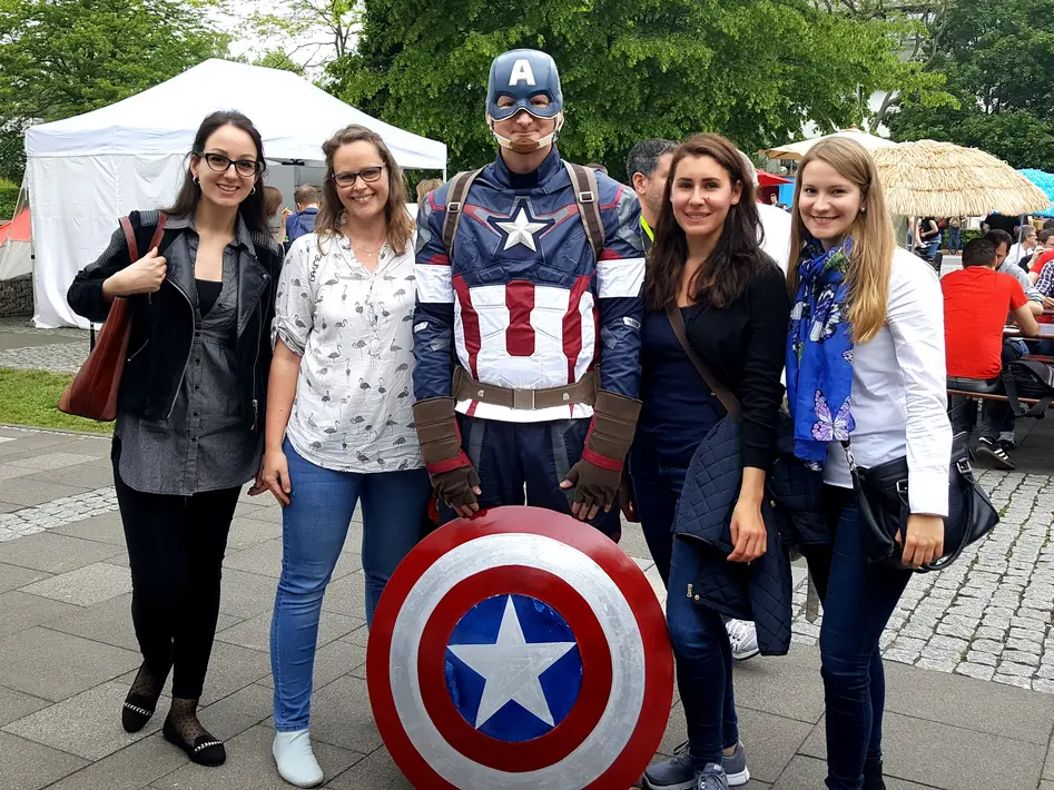 Foto einiger Seminarteilnehmenden mit Captain America.