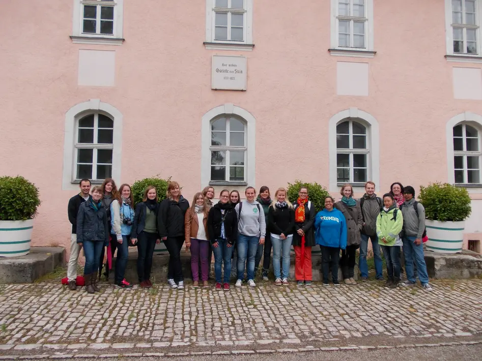 Group photo in front of the house of Charlotte von Stein, a baroque building in Weimar.