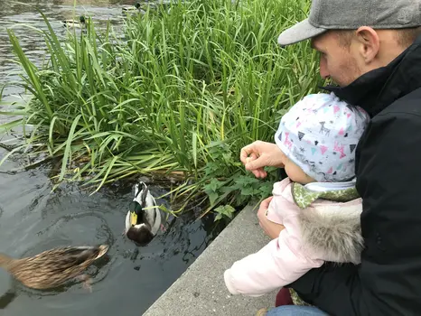 Vater mit Tochter am Teich
