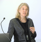 Vizepräsidentin Schütz ging in ihrer Begrüßungsrede auf die Situation des promovierten wissenschaftlichen Nachwuchses ein