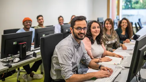 Studierende im PC Raum