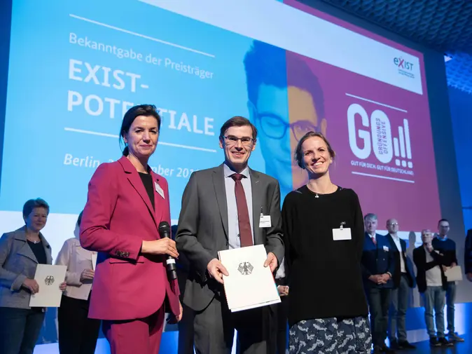 Urkundenübergabe, EXIST-Potentiale, Förderung, Universität Bamberg, Henriette Neef, Sabine Hepperle, Michael Schleinkofer