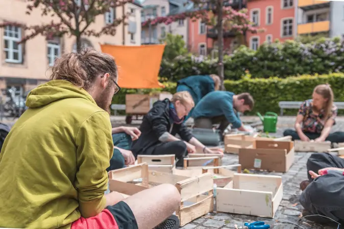 Workskopteilnehmende bauen Wurmkisten