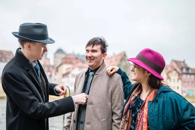 Seine Freunde Jonas Krüger (l.) und Nelly Schmiel  helfen Raphael Thoma gerne.