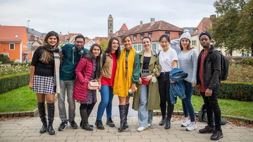 Gruppenfoto von Studierenden am Geyerswörthplatz