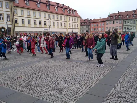 Mehrere Menschen tanzen auf dem Marktplatz