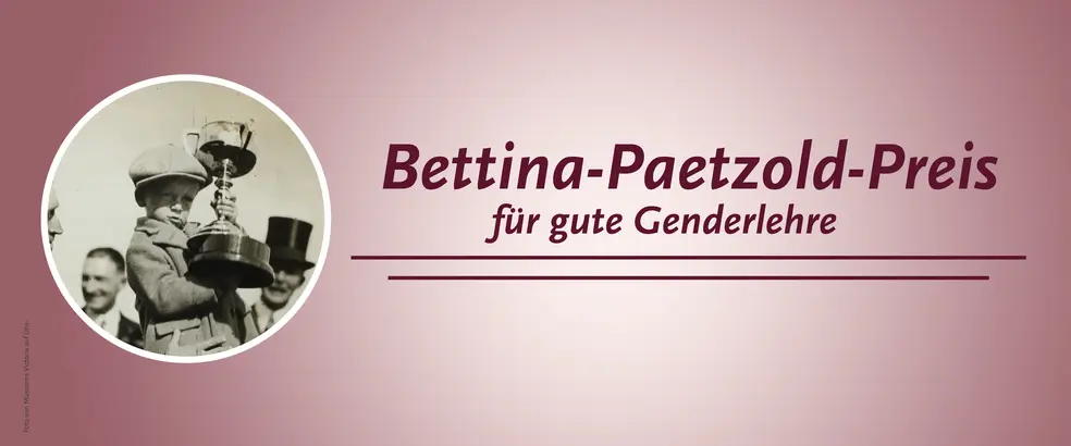 Zu sehen ist ein Banner mit rosa Hintergrund für die Seite ‚Bettina-Paetzold-Preis für gute Genderlehre‘. In einem kleinen, kreisrunden Bild ist ein Kind in einem Mantel und einer Mütze zu sehen, das stolz eine große Trophäe in beiden Händen hält. Im Hintergrund sind mehrere Erwachsene zu sehen, darunter eine Person mit einem Zylinderhut.