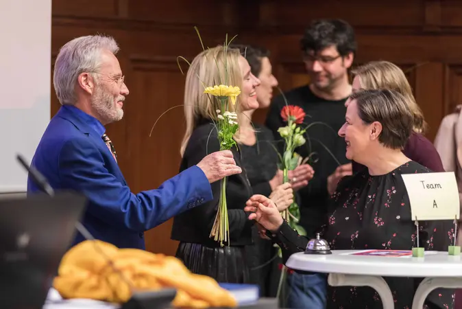 Die Teilnehmenden bei "Dingsda Didaktisch" bekommen als Dankeschön Blumen.