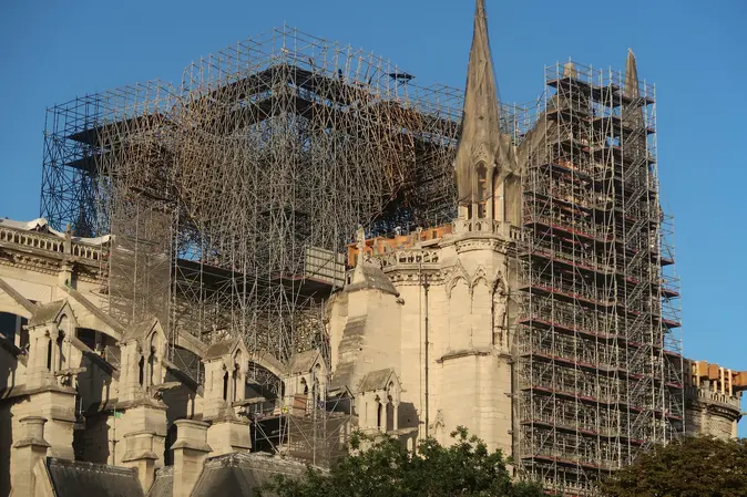 Im Jahr 2020 war Notre-Dame von diesem Gerüst umgeben, das mittlerweile durch ein neues ersetzt wurde.