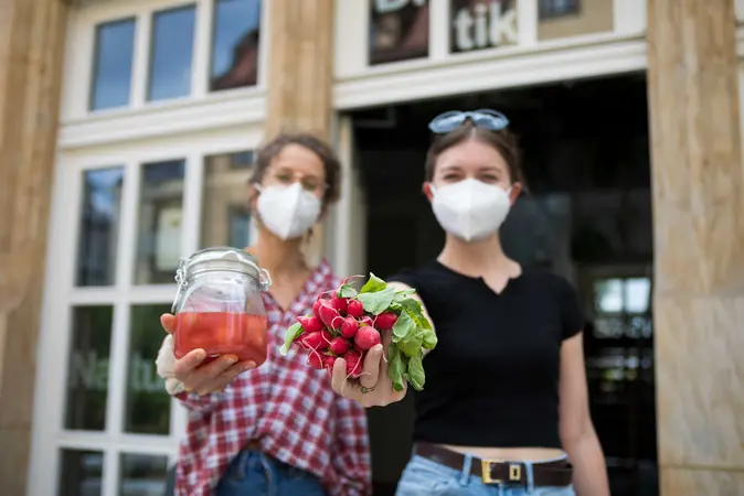 Radieschen vor und nach dem Fermentieren: Haltbar gemachte Lebensmittel konnten bei einer Probierstunde gekostet werden. Tipps und Tricks zum Fermentieren gab's von den beiden Organisatorinnen Miriam Mösl (re.) und Johanna Stelzl gratis dazu.  