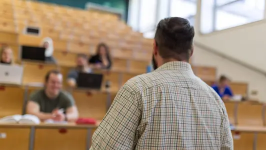 Personen in Hörsaal