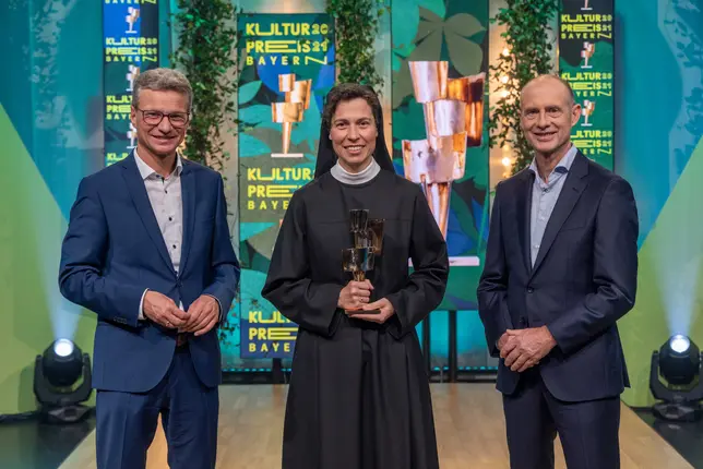 Preisträgerin Raphaela Brüggenthies mit dem bayerischen Kunst- und Wissenschaftsminister Bernd Sibler und Bayernwerk-Chef Egon Leo Westphal.