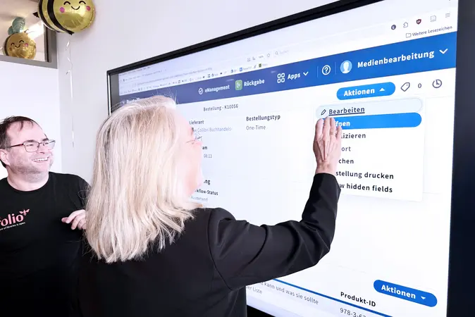 Die Kanzlerin der Universität Dagmar Steuer-Flieser nahm die erste Buchbestellung über FOLIO vor.