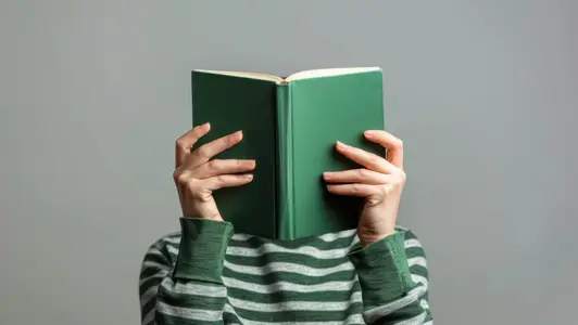 Person hinter Buch