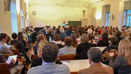 Poetikprofessur der Germanistik - Lesung mit Peter Stamm Peter Stamm am Lesepult seiner Lesung bei vollem Hörsaal