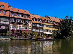 blauer Himmel im Sommer bei Klein Venedig in Bamberg