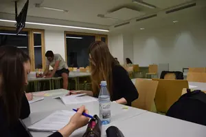 Gruppenarbeit Menschen arbeiten in Gruppen