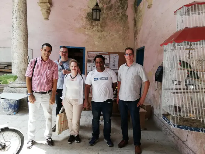 Dr. Sergio Raymant Arencibia Iglesias; Dr. John Hindmarch, Prof. Dr. Mona Hess; Architect Giordano Bruno Sanchez Nuñez; Prof. Dr. Till Sonnemann; courtyard of the Palacio de los Condes de Jaruco.