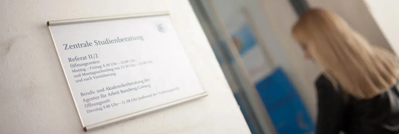 Schild der Zentralen Studienberatung der Uni Bamberg