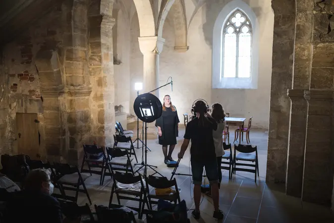 In der Katharinenkapelle stellen Christoph Houswitschka und Ingrid Bennewitz vor der Kamera ihre Forschung vor. 