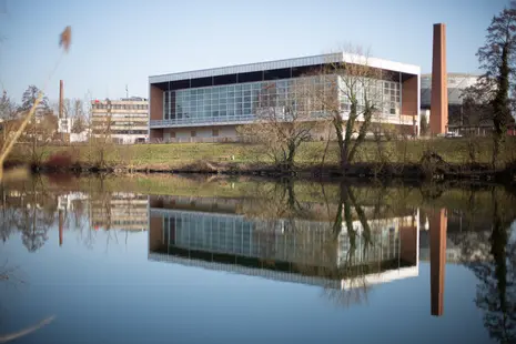 Das Gebäude am Margaretendamm bekommt eine neue Fassade, die aber optisch und wirkungstechnisch der alten entspricht.