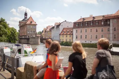 Studenten in Bamberg vor dem Alten Rathaus