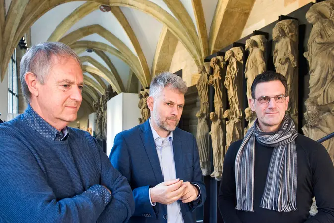 Die Professoren Rainer Drewello, Stephan Albrecht und Stefan Breitling (v.l.n.r.) haben gemeinsam die Portalzone von Notre Dame erforscht.
