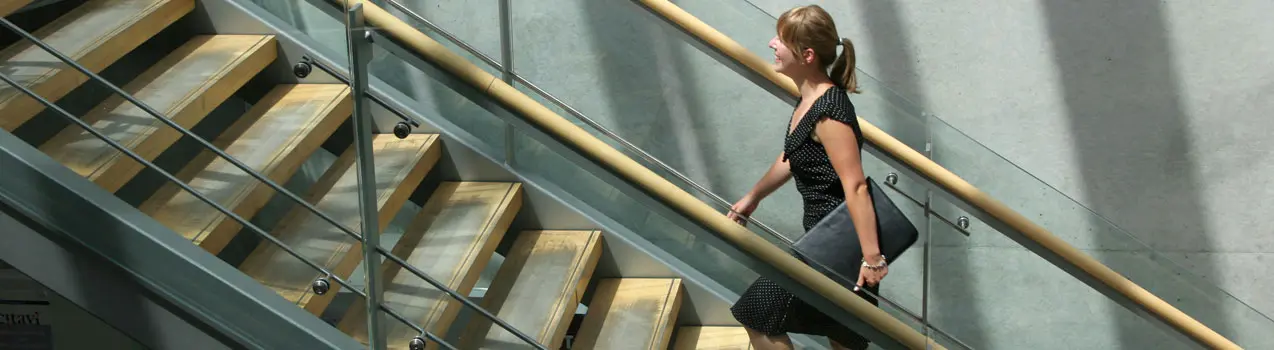 Studentin auf den Treppen der TB4