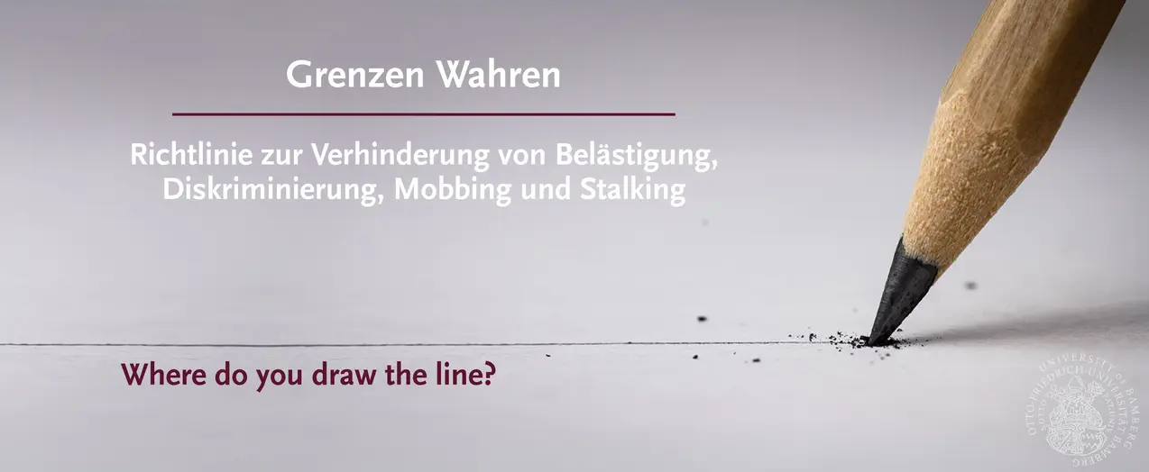Zu sehen ist ein Banner mit hellgrauem Hintergrund für die Seite 'Hilfe bei Grenzüberschreitungen'. Ein Bleistift zeichnet eine gerade Linie. In der Mitte des Banners steht der Text: 'Grenzen wahren: Richtlinie zur Verhinderung von Belästigung, Diskriminierung, Mobbing und Stalking'. Unter dem Banner befindet sich die englische Frage: 'Where do you draw the line?'. Unten rechts des Banners befindet sich ein kleines Logo der Universität Bamberg.