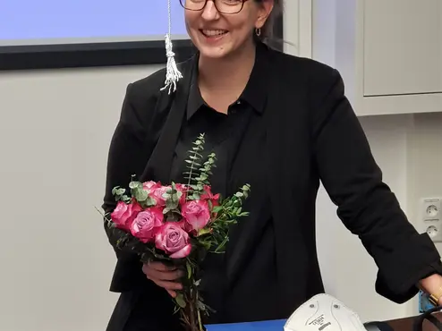 Ruth Tenschert nach ihrer Disputation am 29.11.2021.