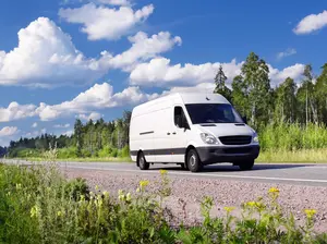 Ein Lierferwagen transportiert Bücher von einer Bibliothek zur anderen.