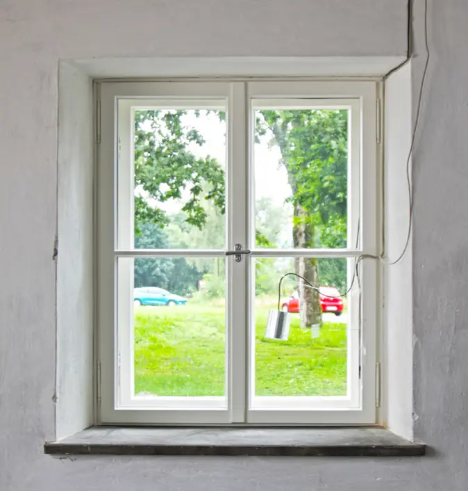 Ohne Eingriff in Wand und Fensterbrett nachträglich eingebautes Kastenfenster