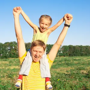 Vater trägt Tochter auf den Schultern
