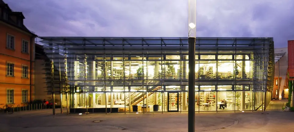Blick auf die hell erleuchtete Teilbibliothek 4 der Universitätsbibliothek Bamberg