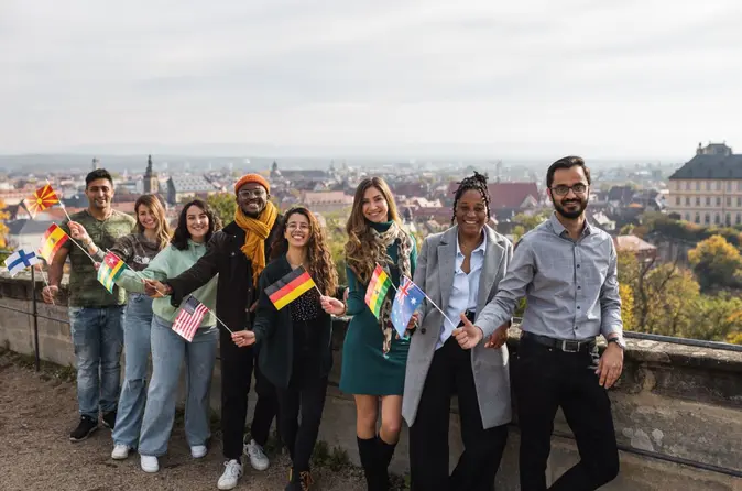 Studierende halten Fahnen verschiedener Länder in die Höhe