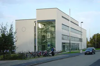 Gebäude des IT-Service (vormals Rechenzentrum mit Abkürzung RZ) Seitenansicht des Gebäudes vom IT-Service in der Feldkirchenstraße