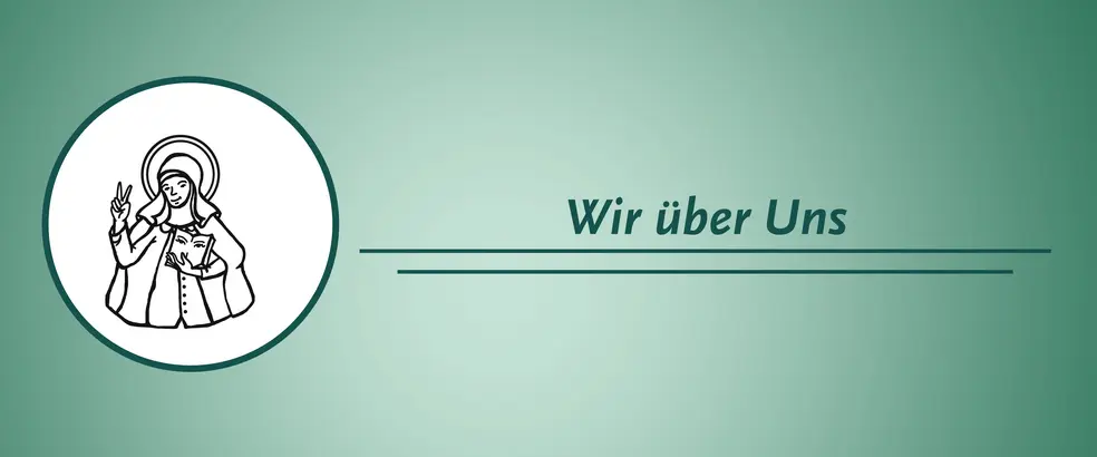 Zu sehen ist ein Banner mit grünem Hintergrund für die Seite 'Wie über Uns'. In einem kleinen kreisrunden Bild ist das Logo der Gleichstellungsbeauftragten der Universität Bamberg zu sehen, das eine stilisierte, schwarz-weiße Illustration der heiligen Odilia zeigt. Sie wird mit einem Heiligenschein dargestellt und trägt eine weite Robe mit einer Kapuze. In ihrer linken Hand hält sie ein aufgeschlagenes Buch mit zwei Augen darauf – ein Verweis auf ihre Rolle als Schutzpatronin der Blinden und Sehbehinderten. Ihre rechte Hand ist in einer friedlichen Geste erhoben, ähnlich einem Segens- oder Friedenszeichen. 
