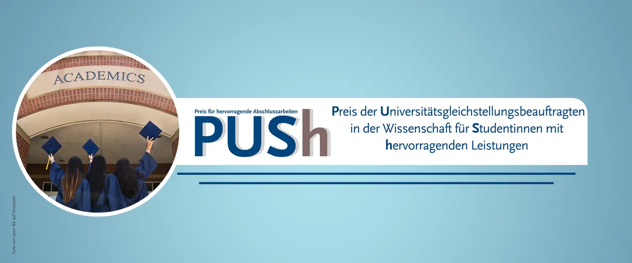 Zu sehen ist ein Banner mit blauem Hintergrund für die Seite von 'PUSh - Preis der Universitätsgleichstellungsbeauftragten in der Wissenschaft für Studentinnen mit hervorragenden Leistungen'. In einem kreisrunden Bild ist drei langhaarige Frauen von hinten zu sehen, die akademische Kleidung in Form von Roben und Hüten tragen und alle ihre Hüte in die Luft halten.