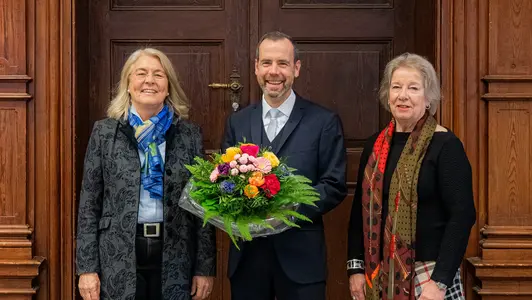 Der Universitätsrat hat Kai Fischbach für eine zweite Amtszeit gewählt. Die Vorsitzende des Gremiums Merith Niehuss (r.) gratulierte dem Universitätspräsidenten nach der Wahl gemeinsam mit der Kanzlerin der Universität Dagmar Steuer-Flieser (l.).